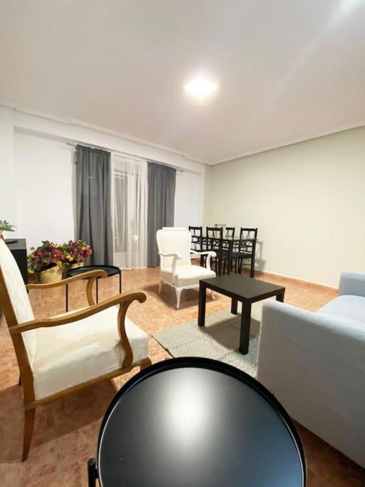 Rooms In Spacious Beach Flat In บาเลนเซีย ภายนอก รูปภาพ