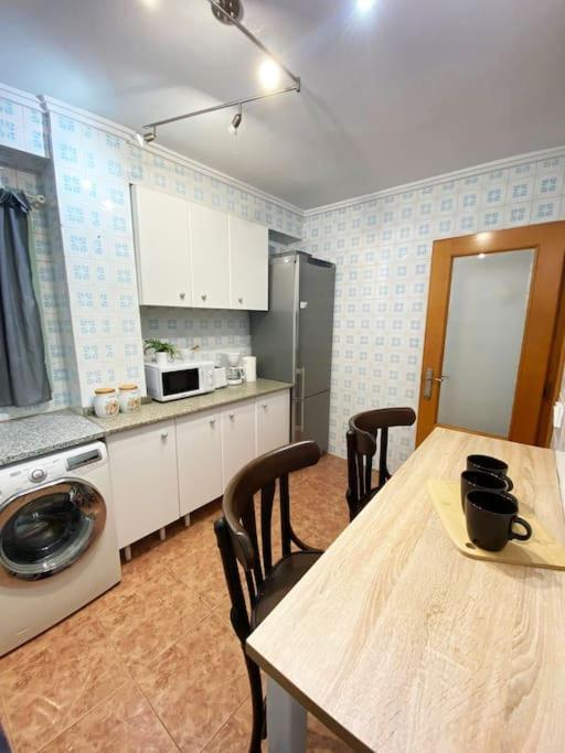 Rooms In Spacious Beach Flat In บาเลนเซีย ภายนอก รูปภาพ