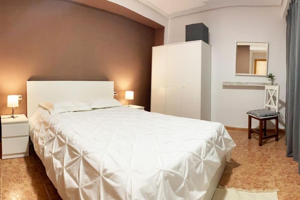 Rooms In Spacious Beach Flat In บาเลนเซีย ภายนอก รูปภาพ