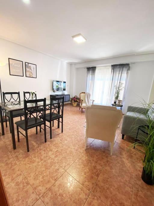 Rooms In Spacious Beach Flat In บาเลนเซีย ภายนอก รูปภาพ